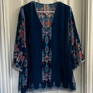Johnny Was Blouse Women Size M Navy Blue Floral rayon and silk blouse